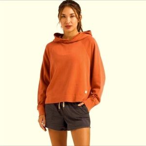 Vuori women’s sunnyside sweatshirt. Size small, color is Cinnamon.